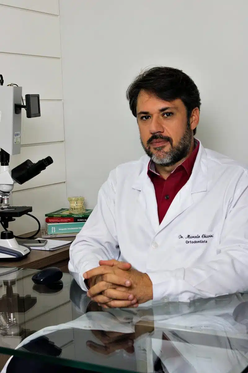 Dr. Marcelo Chiarini, CRO-BA 6713 — pós-graduado em Patologia e Disfunção da ATM, em seu consultório